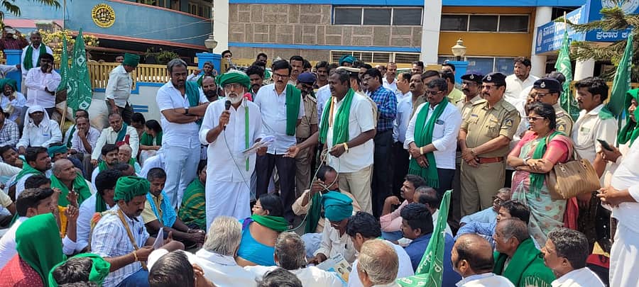 ಸಾಲ ಮರುಪಾವತಿ ವಿಚಾರವಾಗಿ ಗ್ರಾಮೀಣ ಬ್ಯಾಂಕುಗಳಿಂದ ರೈತರಿಗೆ ಆಗುತ್ತಿರುವ ಕಿರುಕುಳ ತಪ್ಪಿಸಬೇಕೆಂದು ಆಗ್ರಹಿಸಿ ಬಳ್ಳಾರಿಯಲ್ಲಿರುವ ಕರ್ನಾಟಕ ಗ್ರಾಮೀಣ ಬ್ಯಾಂಕಿನ ಮುಖ್ಯ ಕಚೇರಿಗೆ ರೈತ ಹೋರಾಟಗಾರರು ಶುಕ್ರವಾರ ಮುತ್ತಿಗೆ ಹಾಕಿದರು