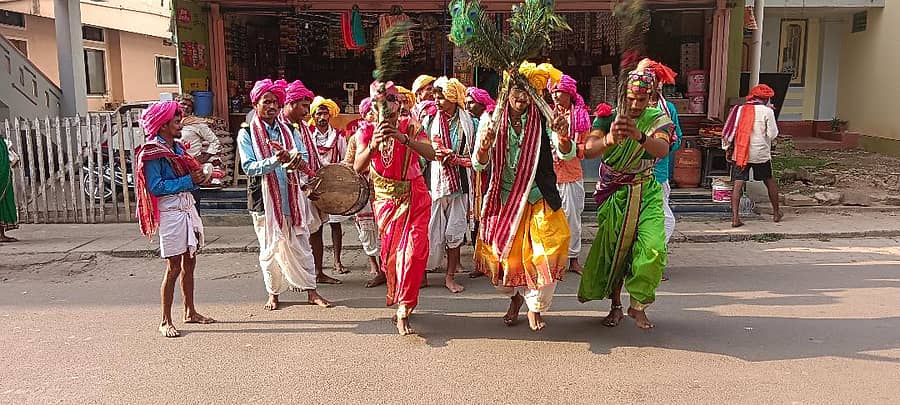 ಹಳಿಯಾಳ ತಾಲೂಕಿನ ರಾಯ ಪಟ್ಟಣ ಗೌಳಿವಾಡ ಗ್ರಾಮದ ರಜಮಲ್ ತಂಡದಿಂದ ರಜಮಲ್ ನೃತ್ಯದ  ದೃಶ್ಯ.