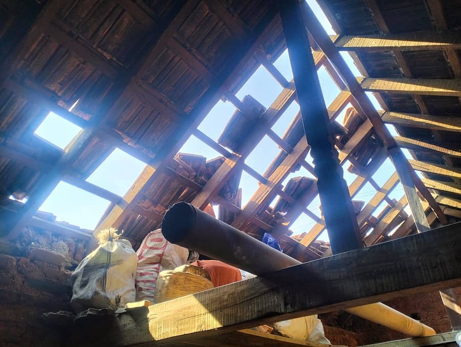 ಗುಂಡ್ಲುಪೇಟೆ ತಾಲ್ಲೂಕಿನ ಅಣ್ಣೂರು ಗ್ರಾಮದಲ್ಲಿ ಬಿರುಗಾಳಿ ಹೊಡೆತಕ್ಕೆ ಹೆಂಚುಗಳು ಹಾರಿ ಹೋಗಿವೆ