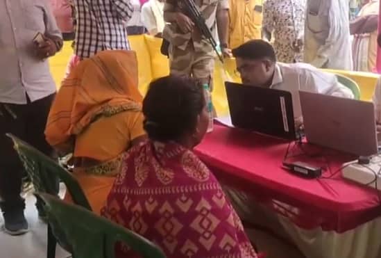 <div class="paragraphs"><p>ಸಂತ್ರಸ್ತರು ದೂರುಗಳನ್ನು ಸಲ್ಲಿಸುತ್ತಿರುವ ದೃಶ್ಯ</p></div>