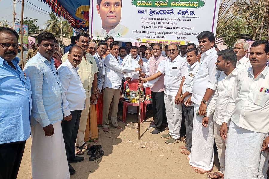 ಕೂಡ್ಲಿಗಿ ಪಟ್ಟಣದಲ್ಲಿ ದೊಡ್ಡ ಕೆರೆಯ ಕೋಡಿ ಕಾಲುವೆ ಹಾಗೂ ಸಾಸಲವಾಡ ಕೆರೆಯ ಪೋಷಕ ಕಾಲುವೆಯ ₹1.92 ಕೋಟಿ ಅನುದಾನದ ಅಭಿವೃದ್ಧಿ ಕಾಮಗಾರಿಗೆ ಶಾಸಕ ಡಾ. ಶ್ರೀನಿವಾಸ್ ಎನ್.ಟಿ. ಚಾಲನೆ ನೀಡಿದರು