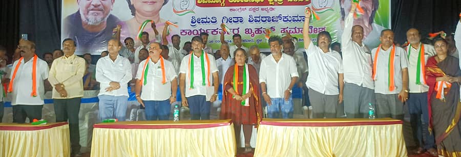 ಶಿಕಾರಿಪುರದಲ್ಲಿ ಮಂಗಳವಾರ ನಡೆದ ಚುನಾವಣಾ ಪ್ರಚಾರ ಸಭೆಯಲ್ಲಿ ಗೀತಾ ಶಿವರಾಜಕುಮಾರ್, ಸಚಿವ ಮಧು ಬಂಗಾರಪ್ಪ, ನಟ ಶಿವರಾಜಕುಮಾರ್ ಹಾಗೂ ಕಾಂಗ್ರೆಸ್ ಮುಖಂಡರು ಪಾಲ್ಗೊಂಡಿದ್ದರು 