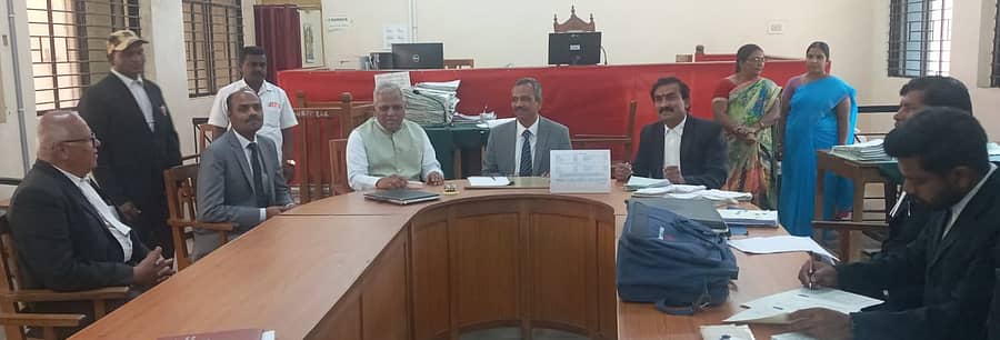 ವಿಜಯಪುರ ಜಿಲ್ಲಾ ಸೆಷನ್ಸ್ ಕೋರ್ಟ್ನಲ್ಲಿ ಶನಿವಾರ ನಡೆದ ರಾಷ್ಟ್ರೀಯ ಲೋಕ ಅದಾಲತ್ ಜಿಲ್ಲಾ ಕಾನೂನು ಸೇವೆಗಳ ಪ್ರಾಧಿಕಾರದ ಅಧ್ಯಕ್ಷ ಶಿವಾಜಿ ಅನಂತ ನಲವಡೆ ಮಾತನಾಡಿದರು. ಜಿಲ್ಲಾ ನ್ಯಾಯಾಧೀಶರು ಇದ್ದರು