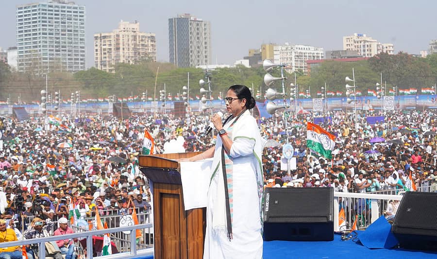 ಕೋಲ್ಕತ್ತದಲ್ಲಿ ಭಾನುವಾರ ನಡೆದ ಟಿಎಂಸಿ ಬೃಹತ್ ರ್ಯಾಲಿಯಲ್ಲಿ ಪಶ್ಚಿಮ ಬಂಗಾಳದ ಮುಖ್ಯಮಂತ್ರಿ ಮಮತಾ ಬ್ಯಾನರ್ಜಿ ಮಾತನಾಡಿದರು –ಪಿಟಿಐ ಚಿತ್ರ