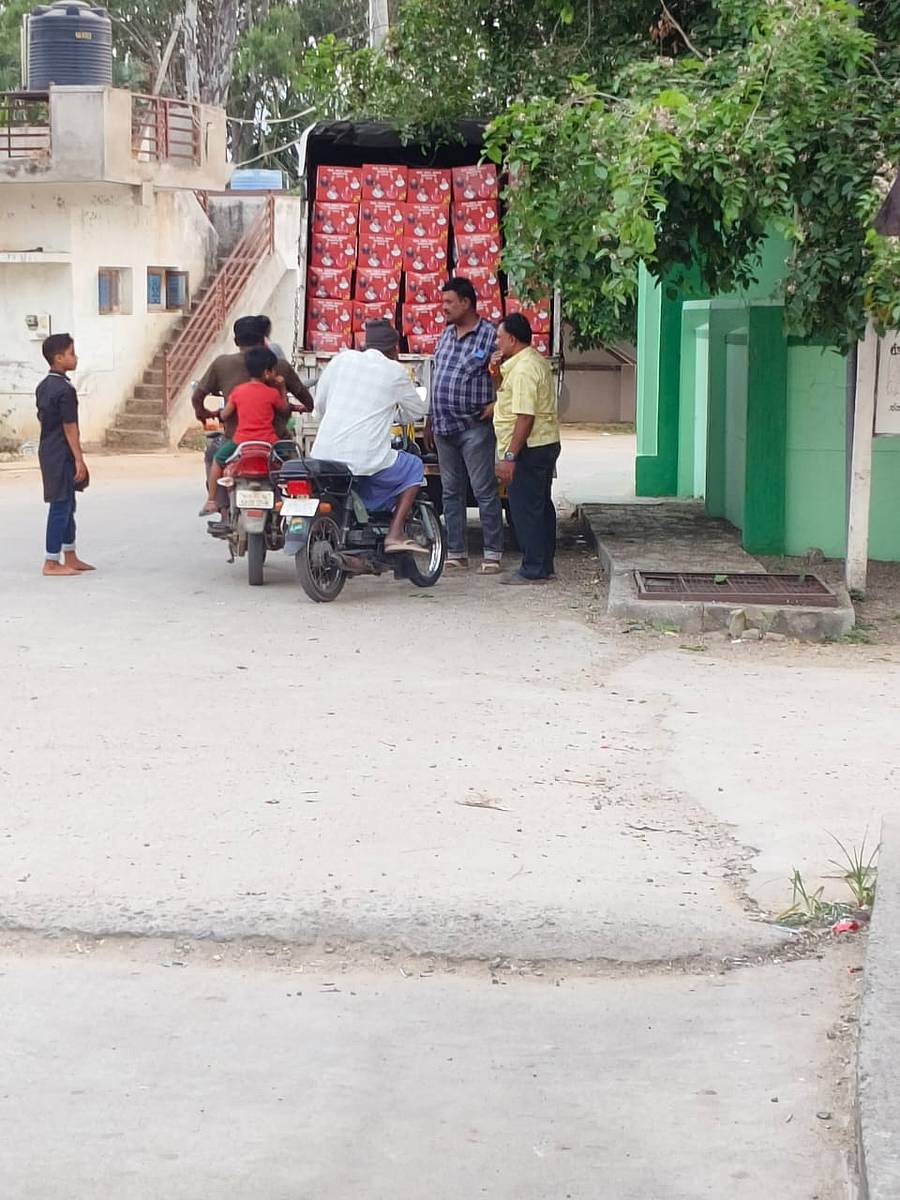 ಹಾರೋಹಳ್ಳಿ ತಾಲೂಕಿನ ಮರಳವಾಡಿ ಗ್ರಾಮದಲ್ಲಿ ಮನೆ ಮನೆಗೆ ಕುಕ್ಕರ್ ತವಾ ವಾಹನದಲ್ಲಿ ತಂದು ಹಂಚಿಕೆ ಮಾಡುತ್ತಿರುವುದು