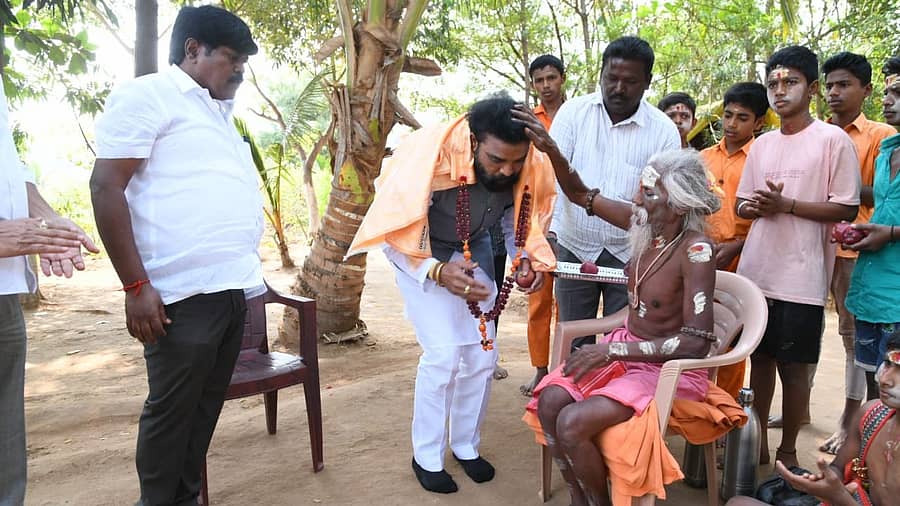 <div class="paragraphs"><p>ಬಳ್ಳಾರಿ ಲೋಕಸಭಾ ಕ್ಷೇತ್ರದ ಬಿಜೆಪಿ ಅಭ್ಯರ್ಥಿ ಬಿ ಶ್ರೀರಾಮುಲು ಅವರು ಶುಕ್ರವಾರ ಹೊಸಪೇಟೆ ತಾಲ್ಲೂಕಿನ ಇಂಗಳಗಿ ಗ್ರಾಮದಲ್ಲಿ ಜೋಗ ತಾತನವರನ್ನು ಭೇಟಿ ಮಾಡಿ, ಆಶೀರ್ವಾದ ಪಡೆದರು</p><p></p></div>