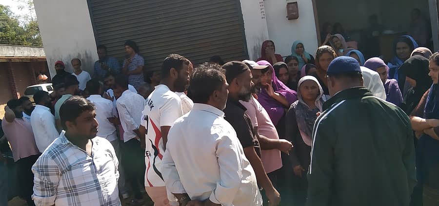 ವಿರಾಜಪೇಟೆ ಸಮೀಪದ ಆರ್ಜಿ ಗ್ರಾಮದ ಕಲ್ಲುಬಾಣೆಗೆ ಕಳೆದ ಮೂರು ದಿನಗಳಿಂದ ಕುಡಿಯುವ ನೀರು ಸರಬರಾಜು ಮಾಡಿಲ್ಲ ಎಂದು ಆರೋಪಿಸಿ ಕಲ್ಲುಬಾಣೆಯ ಜಂಕ್ಷನ್ ಬಳಿ ಶುಕ್ರವಾರ ಗ್ರಾಮಸ್ಥರು ಪ್ರತಿಭಟನೆ ನಡೆಸಿದರು