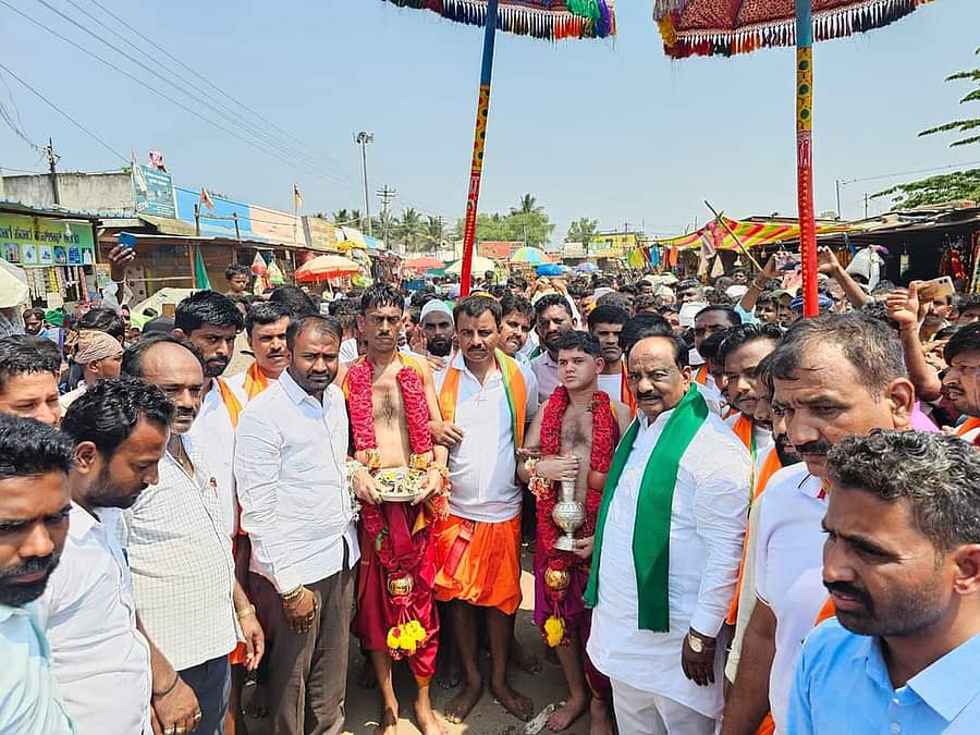 ನವಲಗುಂದದ ಯಮನೂರ ರಾಜಾಭಾಗ ಸವಾರ ಉರ್ಫ್ ಚಾಂಗದೇವರ ಗಂಧಾಭಿಷೇಕ ಸಂಭ್ರಮದಿಂದ ನಡೆಯಿತು