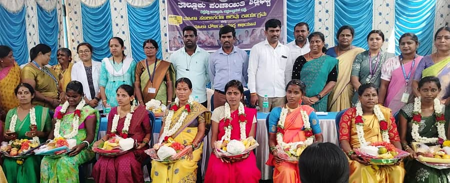 ಶಿಡ್ಲಘಟ್ಟ ತಾಲ್ಲೂಕಿನ ಭಕ್ತರಹಳ್ಳಿ ಗ್ರಾಮ ಪಂಚಾಯಿತಿ ಕೇಂದ್ರ ಸ್ಥಾನದಲ್ಲಿ ತಾಲ್ಲೂಕು ಪಂಚಾಯಿತಿಯಿಂದ ಮಹಿಳಾ ಸಬಲೀಕರಣ ಅರಿವು ಹಾಗು ದೌರ್ಜನ್ಯಮುಕ್ತ ಅಭಿಯಾನ ಕಾರ್ಯಕ್ರಮದಲ್ಲಿ ಗರ್ಭಿಣಿಯರಿಗೆ ಸೀಮಂತ ನಡೆಸಲಾಯಿತು