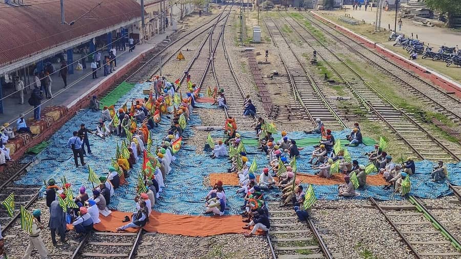 <div class="paragraphs"><p>ಪಟಿಯಾಲದಲ್ಲಿ ರೈಲು ಹಳಿ ಮೇಲೆ ಕುಳಿತು ರೈತರ ಪ್ರತಿಭಟನೆ</p></div>