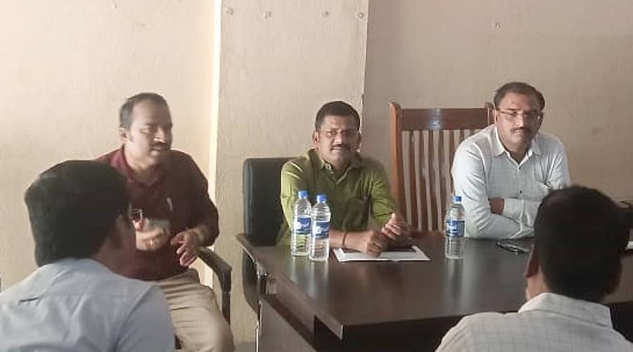 ಕಂಪ್ಲಿ ತಾಲ್ಲೂಕು ಕಚೇರಿ ಸಭಾಂಗಣದಲ್ಲಿ ಶನಿವಾರ ಹಮ್ಮಿಕೊಂಡಿದ್ದ ಬಿಎಲ್ಒ, ಮತಗಟ್ಟೆ ಮೇಲ್ವಿಚಾರಕರು, ಸೆಕ್ಟರ್ ಅಧಿಕಾರಿಗಳ ತರಬೇತಿ ಕಾರ್ಯಾಗಾರದಲ್ಲಿ ತಹಶೀಲ್ದಾರ್ ಶಿವರಾಜ, ತಾ.ಪಂ ಇಒ ಆರ್.ಕೆ. ಶ್ರೀಕುಮಾರ, ನರೇಗಾ ಎಡಿ ಕೆ.ಎಸ್. ಮಲ್ಲನಗೌಡ ಭಾಗವಹಿಸಿದ್ದರು