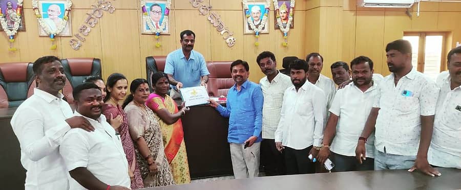 ಮಾಗಡಿಯಲ್ಲಿ ಬುಧವಾರ ಪುರಸಭೆ ಮುಖ್ಯಾಧಿಕಾರಿ ಶಿವರುದ್ರಯ್ಯ, ಮತ್ತು ಸದಸ್ಯರ ಸಮ್ಮುಖದಲ್ಲಿ ಪುರಸಭೆ ಬಜೆಟ್ ಮಂಡನೆ ಮಾಡಲಾಯಿತು.