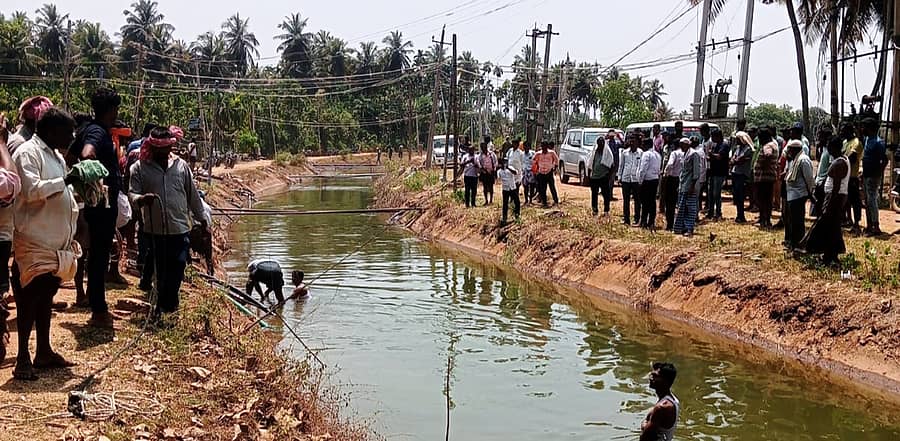 ಸಾಸ್ವೆಹಳ್ಳಿ ಸಮೀಪದ ಹುಣಸಘಟ್ಟ ಗ್ರಾಮದ ಪಕ್ಕದಲ್ಲಿರುವ ಭದ್ರಾ ನಾಲೆಗೆ ರೈತರು ಅಕ್ರಮವಾಗಿ ಅಳವಡಿಸಿಕೊಂಡಿದ್ದ ಪಂಪ್‌ಸೆಟ್‌ಗಳನ್ನು ಅಧಿಕಾರಿಗಳು ತೆರವುಗೊಳಿಸಿದರು 