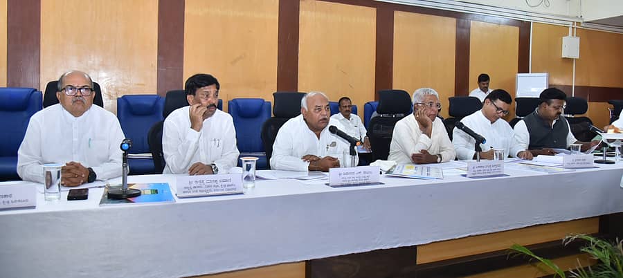 ಹಾವೇರಿ ತಾಲ್ಲೂಕಿನ ದೇವಗಿರಿಯ ಜಿಲ್ಲಾ ಪಂಚಾಯಿತಿ ಸಭಾಂಗನದಲ್ಲಿ ಮಂಗಳವಾರ ನಡೆದ ಪ್ರಗತಿ ಪರಿಶೀಲನಾ ಸಭೆಯಲ್ಲಿ ಜಿಲ್ಲಾ ಉಸ್ತುವಾರಿ ಸಚಿವ ಶಿವಾನಂದ ಪಾಟೀಲ ಮಾತನಾಡಿದರು. ಶಾಸಕರಾದ ಯು.ಬಿ.ಬಣಕಾರ, ರುದ್ರಪ್ಪ ಲಮಾಣಿ, ಬಸವರಾಜ ಶಿವಣ್ಣನವರ, ಶ್ರೀನಿವಾಸ ಮಾನೆ, ಪ್ರಕಾಶ ಕೋಳಿವಾಡ ಇದ್ದಾರೆ  – ಪ್ರಜಾವಾಣಿ ಚಿತ್ರ 