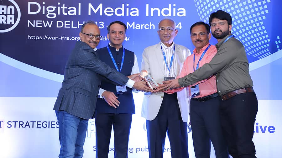 <div class="paragraphs"><p>ನವದೆಹಲಿಯಲ್ಲಿ ನಡೆದ ಸುದ್ದಿ ಪ್ರಕಾಶಕರ ಜಾಗತಿಕ ಒಕ್ಕೂಟದ (WAN-IFRA) ಡಿಜಿಟಲ್ ಮೀಡಿಯಾ ದಕ್ಷಿಣ ಏಷ್ಯಾ ಪ್ರಶಸ್ತಿ-2023ರ ಕಾರ್ಯಕ್ರಮದಲ್ಲಿ ರಜತ ಪದಕವನ್ನು ಅನೂಪ್ ಮಂಡಲ್, ಅವಿನಾಶ್ ಬೈಪಾಡಿತ್ತಾಯ ಮತ್ತು ಸುಹೇಬ್ ಹುಸೇನ್ ಸ್ವೀಕರಿಸಿದರು.</p></div>