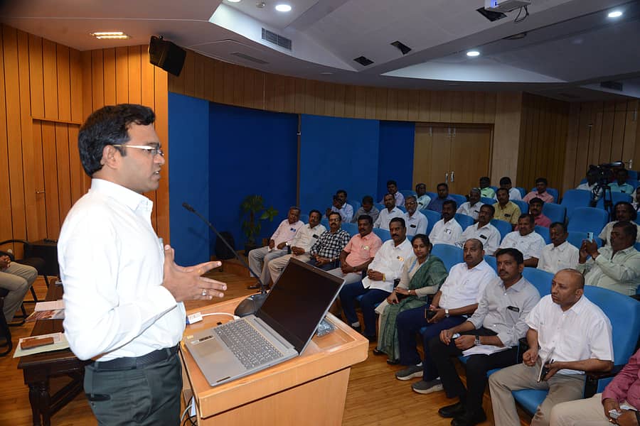 ಜಯನಗರದ ಸರ್‌ ಎಂ. ವಿಶ್ವೇಶ್ವರಯ್ಯ ಮಳೆ ನೀರು ಸುಗ್ಗಿ ಕೇಂದ್ರದಲ್ಲಿ ಜಲಮಂಡಳಿ ಬುಧವಾರ ಆಯೋಜಿಸಿದ್ದ ವಿಶೇಷ ತರಬೇತಿ ಕಾರ್ಯಾಗಾರದಲ್ಲಿ ಅಧ್ಯಕ್ಷ ಡಾ. ರಾಮ್‌ಪ್ರಸಾತ್‌ ಮನೋಹರ್‌ ಮಾತನಾಡಿದರು