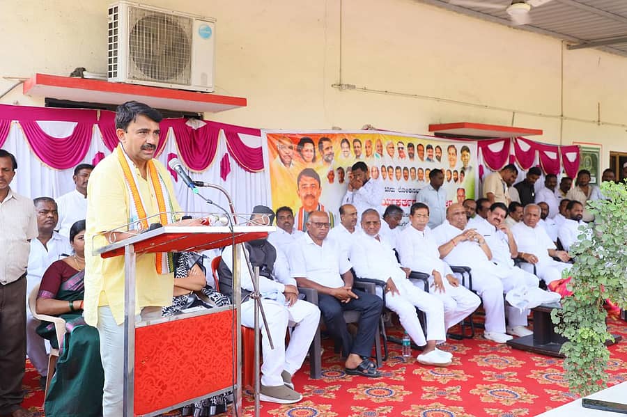 ರಾಯಚೂರಲ್ಲಿ ನಡೆದ ಲೋಕಸಭೆ ಕ್ಷೇತ್ರದ ರಾಯಚೂರು ನಗರ ವಿಧಾನಸಭೆ ಕ್ಷೇತ್ರದ ಪ್ರಮುಖ ಕಾರ್ಯಕರ್ತರ ಸಮಾವೇಶದಲ್ಲಿ ಕಾಂಗ್ರೆಸ್ ಅಭ್ಯರ್ಥಿ ಜಿ ಕುಮಾರ ನಾಯಕ ಮಾತನಾಡಿದರು