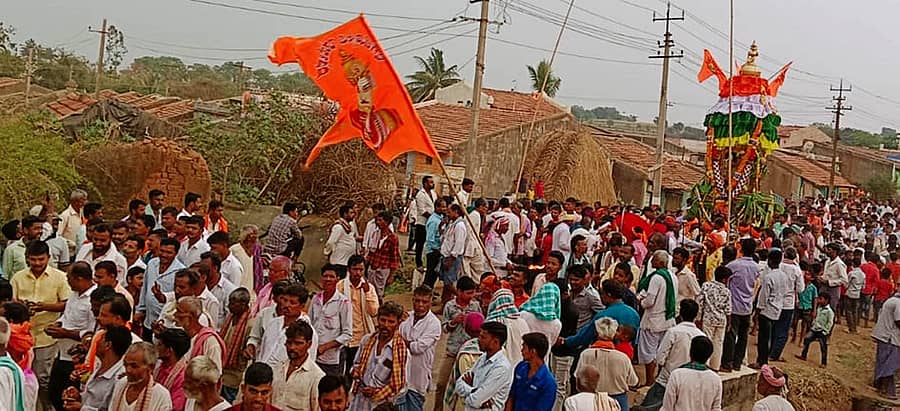 ಮಹಾಶಿವರಾತ್ರಿ ಪ್ರಯುಕ್ತ ಉಪ್ಪಿನಬೆಟಗೇರಿ ಸಮೀಪದ ಕರಡಿಗುಡ್ಡ ಗ್ರಾಮದಲ್ಲಿ ಸಿದ್ಧಾರೂಢರ ರಥೋತ್ಸವ ಭಾನುವಾರ ಸಂಭ್ರಮದಿಂದ ಜರುಗಿತು