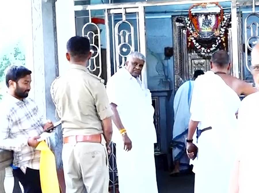 ಶೃಂಗೇರಿ ಶಾರದಾ ಪೀಠಕ್ಕೆ ಶಾಸಕ ಎಚ್.ಡಿ ರೇವಣ್ಣ ಭೇಟಿ ಶಾರದೆಗೆ ವಿಶೇಷ ಪೂಜೆ ಸಲ್ಲಿಸಿದರು 