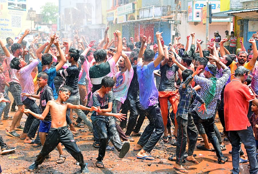 <div class="paragraphs"><p>ಹೋಳಿ ರಂಗಿನಾಟದಲ್ಲಿ ಸಂಭ್ರಮಿಸಿದ ಬೀದರ್ ಜನ</p></div>