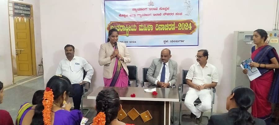 ಯಲಬುರ್ಗಾ ಪಟ್ಟಣದ ಕೋರ್ಟ್ ಆವರಣದಲ್ಲಿ ನಡೆದ ಮಹಿಳಾ ದಿನಾಚರಣೆ ಕಾರ್ಯಕ್ರಮದಲ್ಲಿ ಕಿರಿಯ ಶ್ರೇಣಿ ನ್ಯಾಯಾಧೀಶೆ ಆಯಿಶಾಬಿ ಮಜಿದ್ ಮಾತನಾಡಿದರು