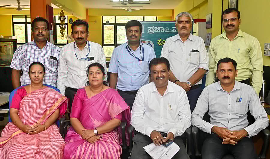 ಮೈಸೂರಿನ ‘ಪ್ರಜಾವಾಣಿ’ ಮತ್ತು ‘ಡೆಕ್ಕನ್ ಹೆರಾಲ್ಡ್’ ಕಚೇರಿಯಲ್ಲಿ ಗುರುವಾರ ಆಯೋಜಿಸಿದ್ದ ‘ಫೋನ್ ಇನ್ ಕಾರ್ಯಕ್ರಮ’ದಲ್ಲಿ ಡಿಡಿಪಿಐ ಎಚ್.ಕೆ.ಪಾಂಡು, ಶಿಕ್ಷಣಾಧಿಕಾರಿ ನಿರೂಪ್ ವೆಸ್ಲಿ ಅವರೊಂದಿಗೆ ವಿಷಯ ತಜ್ಞರು ಪಾಲ್ಗೊಂಡಿದ್ದರು –ಪ್ರಜಾವಾಣಿ ಚಿತ್ರ