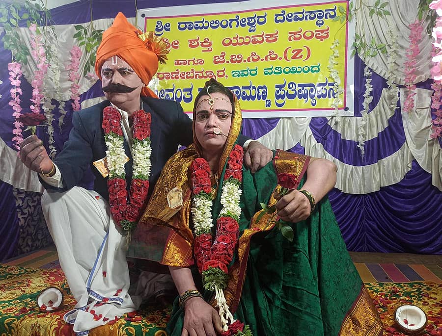 ರಾಣೆಬೆನ್ನೂರಿನ ದೊಡ್ಡಪೇಟೆಯ ರಾಮಲಿಂಗೇಶ್ವರ ದೇವಸ್ಥಾನ ಎದುರುಗಡೆಯ ಆವರಣದಲ್ಲಿ ಪ್ರತಿಷ್ಠಾಪನೆಗೊಳ್ಳುವ ಜೀವಂತ ರತಿ–ಮನ್ಮಥರು