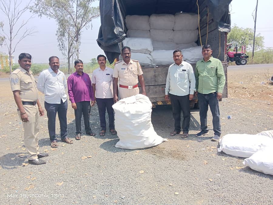 ಕಮಲಾಪುರ ಪಟ್ಟಣದ ಬೆಳಕೋಟಾ ಕ್ರಾಸ್ ಬಳಿ ತೆರಳುತ್ತಿದ್ದ ಲಾರಿಯಲ್ಲಿ ಅಕ್ರಮವಾಗಿ ಸಾಗಿಸುತ್ತಿದ್ದ ಗುಟ್ಕಾವನ್ನು ಕಮಲಾಪುರ ಪೊಲೀಸರು ಜಪ್ತಿ ಮಾಡಿದರು 