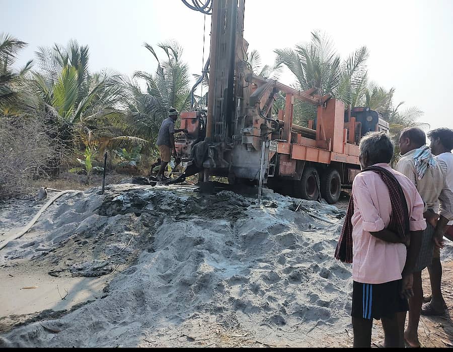 ಸಾವಿರ ಅಡಿ ಕೊರೆದರೂ ಕೊಳವೆ ಬಾವಿಯಲ್ಲಿ ಸಿಗದ ನೀರು