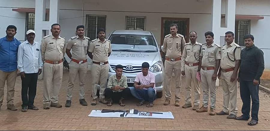 ಹಾನಗಲ್ ತಾಲ್ಲೂಕಿನ ಕಾಡು ಭಾಗದಲ್ಲಿ ವನ್ಯ ಜೀವಿಗಳನ್ನು ಬೇಟೆ ಆಡಲು ಬಂದಿದ್ದ ಗುಂಪಿನ ಮೇಲೆ ಅರಣ್ಯ ಇಲಾಖೆ ಸಿಬ್ಬಂದಿ ದಾಳಿ ನಡೆಸಿ ಇಬ್ಬರನ್ನು ಬಂಧಿಸಿದ್ದಾರೆ