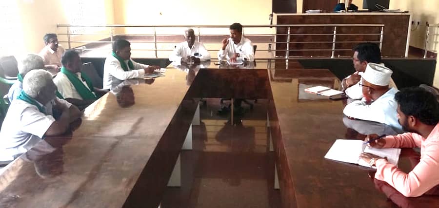 ಮೊಳಕಾಲ್ಮುರಿನಲ್ಲಿ ಕೊಳವೆಬಾವಿ ಕೊರೆಯಲು ದರ ನಿಗದಿಗೆ ಸಂಬಂಧಪಟ್ಟಂತೆ ತಹಶೀಲ್ದಾರ್ ಶಂಕರಪ್ಪ ನೇತೃತ್ವದಲ್ಲಿ ಈಚೆಗೆ ಸಭೆ ನಡೆಯಿತು