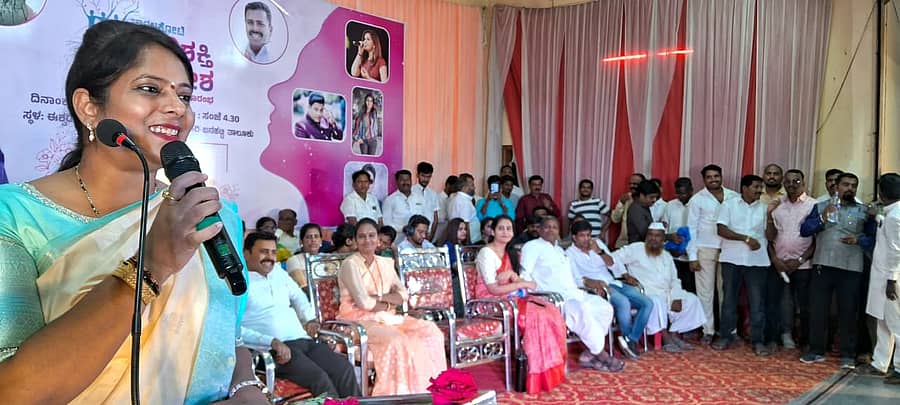 <div class="paragraphs"><p>ರಬಕವಿ ಬನಹಟ್ಟಿಯಲ್ಲಿ ವಿವಿಕೆ ಫೌಂಡೇಷನ್ ಆಶ್ರಯದಲ್ಲಿ ನಾರಿಶಕ್ತಿ ಸಮಾವೇಶದಲ್ಲಿ ವೀಣಾ ಕಾಶಪ್ಪನವರ ಮಾತನಾಡಿದರು </p></div>