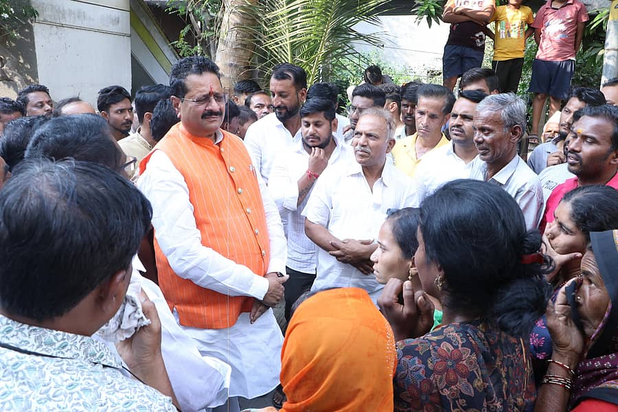 ಗ್ಯಾಸ್ ಸಿಲಿಂಡರ್ ಸೋರಿಕೆಯಿಂದ ಬೆಂಕಿ ಅವಘಡ ಸಂಭವಿಸಿದ ವಿಜಯಪುರದ  ರಾಜಾಜಿನಗರದ ಮಹಾದೇವ ದಿಂಡವಾರ ಅವರ ಮನೆಗೆ ನಗರ ಶಾಸಕ ಬಸನಗೌಡ ಪಾಟೀಲ ಯತ್ನಾಳ ಅವರು ಶುಕ್ರವಾರ ಭೇಟಿ ನೀಡಿದರು