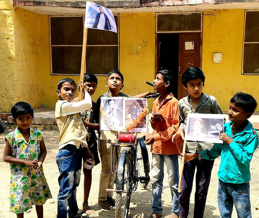 ಲಿಂಗಸುಗೂರು ಕ್ಷೇತ್ರ ಶಿಕ್ಷಣಾಧಕಾರಿ ಕಚೇರಿ ಆವರಣದಲ್ಲಿ ಪುಟ್ಟ ಮಕ್ಕಳ ಗುಂಪೊಂದು ಭಾನುವಾರ ಪುನೀತ್ ಜನ್ಮ ದಿನ ವಿಶಿಷ್ಟವಾಗಿ ಆಚರಿಸಿ ನಾಗರಿಕರ ಗಮನ ಸೆಳೆದರು