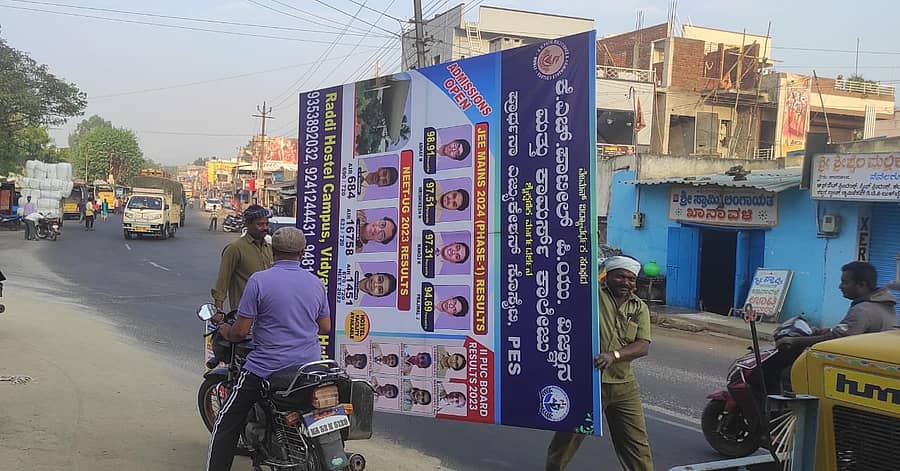 ನವಲಗುಂದದ ನೀಲಮ್ಮ ಜಲಾಶಯ ವೃತ್ತದ ಅಣ್ಣಿಗೇರಿ ಕ್ರಾಸ್ ಬಳಿ ಇದ್ದ ಬ್ಯಾನರ್ ಅನ್ನು ಪುರಸಭೆ ಸಿಬ್ಬಂದಿ ತೆರವು ಮಾಡಿದರು