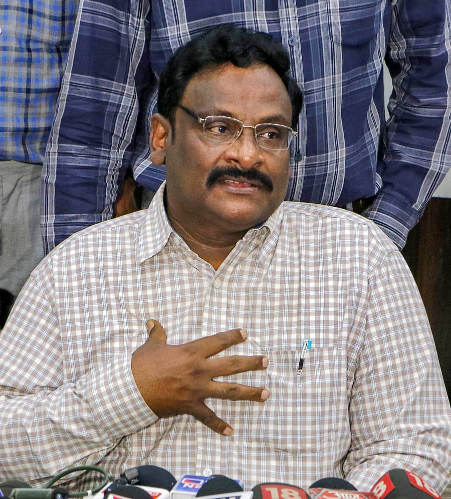 <div class="paragraphs"><p>ನಾಗ್ಪುರ ಕೇಂದ್ರ ಕಾರಾಗೃಹದಿಂದ ಗುರುವಾರ ಹೊರಬಂದ ದೆಹಲಿ ವಿಶ್ವವಿದ್ಯಾಲಯ ಮಾಜಿ ಪ್ರೊಫೆಸರ್‌ ಜಿ.ಎನ್‌. ಸಾಯಿಬಾಬ&nbsp; </p></div>