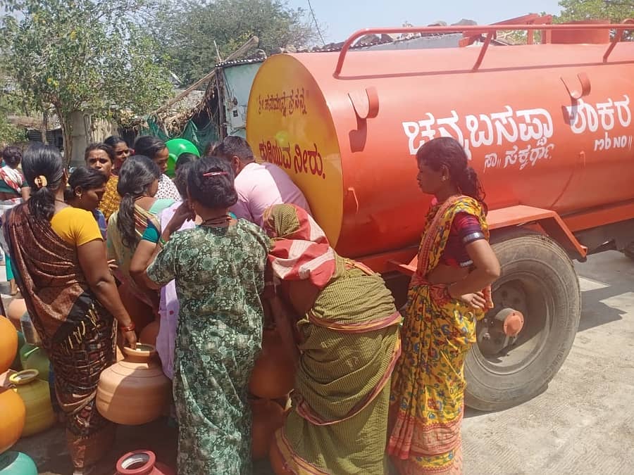 ಆಳಂದ ತಾಲ್ಲೂಕಿನ ಸಕ್ಕರಗಾ ಗ್ರಾಮದಲ್ಲಿ ಕುಡಿಯುವ ನೀರು ಟ್ಯಾಂಕರ್ ಮೂಲಕ ಪಡೆಯುತ್ತಿರುವ ಮಹಿಳೆಯರು