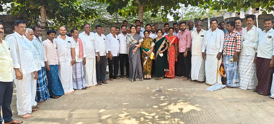 ಅರಸೀಕೆರೆ ಹೋಬಳಿಯ ಕಮ್ಮತ್ತಹಳ್ಳಿ ಗ್ರಾಮಕ್ಕೆ ಶನಿವಾರ ದಾವಣಗೆರೆ ಲೋಕಸಭಾ ಕ್ಷೇತ್ರದ ಕಾಂಗ್ರೆಸ್ ಪಕ್ಷದ ಅಭ್ಯರ್ಥಿ ಡಾ. ಪ್ರಭಾ ಮಲ್ಲಿಕಾರ್ಜುನ್ ಮುಖಂಡರನ್ನು ಭೇಟಿ ಮಾಡಿದರು