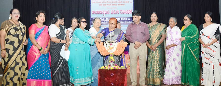 <div class="paragraphs"><p>ತುಮಕೂರಿನಲ್ಲಿ ಶುಕ್ರವಾರ ಲೇಖಕಿಯರ ಸಂಘ, ಮಹಿಳಾ ದೌರ್ಜನ್ಯ ವಿರೋಧಿ ಒಕ್ಕೂಟ ಮತ್ತು ಕನ್ನಡ ಸಾಹಿತ್ಯ ಪರಿಷತ್ತು ವತಿಯಿಂದ ಅಂತರರಾಷ್ಟ್ರೀಯ ಮಹಿಳಾ ದಿನ ಆಚರಿಸಲಾಯಿತು. ಲೇಖಕಿ ಮೀನಾಕ್ಷಿ ಬಾಳಿ, ರಾಣಿ ಚಂದ್ರಶೇಖರ್, ರಂಗಭೂಮಿ ಕಲಾವಿದೆ ವಾಣಿ ಸತೀಶ್, ಮೊದಲಾದವರು ಪಾಲ್ಗೊಂಡಿದ್ದರು</p></div>