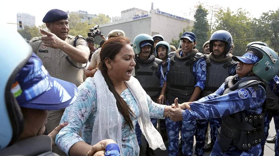 <div class="paragraphs"><p>ಪ್ರತಿಭಟನಾ ನಿರತ ಕಾರ್ಯಕರ್ತರನ್ನುಪೊಲೀಸರು ವಶಕ್ಕೆಪಡೆದರು</p></div>