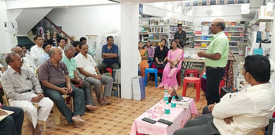 ಶಿವಮೊಗ್ಗ ಪ್ರಜ್ಞಾ ಬುಕ್ ಗ್ಯಾಲರಿ ಸಭಾಂಗಣದಲ್ಲಿ ಶನಿವಾರ ಆಯೋಜಿಸಿದ್ದ ಸಾಹಿತಿ ನಾ.ಡಿಸೋಜ ಅವರ ನಾಡಿ ಮಿಡಿತ ಸಮಗ್ರ ಕೃತಿಯ ಸಂವಾದ ಕಾರ್ಯಕ್ರಮದಲ್ಲಿ ಸಾಹಿತಿ ಮೋಹನ್ ಚಂದ್ರಗುತ್ತಿ ಮಾತನಾಡಿದರು.
