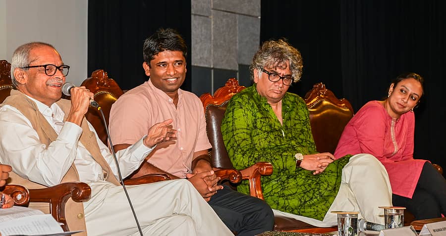 <div class="paragraphs"><p>ಬೆಂಗಳೂರಿನ ಮೌಂಟ್‌ ಕಾರ್ಮೆಲ್ ಕಾಲೇಜಿನಲ್ಲಿ ಶುಕ್ರವಾರ ಆಯೋಜಿಸಿದ್ದ ಸಂವಾದ ಕಾರ್ಯಕ್ರಮದಲ್ಲಿ ಪರಕಾಲ ಪ್ರಭಾಕರ್‌ ಮಾತನಾಡಿದರು. ಕಣ್ಣನ್‌ ಗೋಪಿನಾಥನ್‌, ಆಕಾರ್‌ ಪಟೇಲ್‌, ಇಳಾ ಅನನ್ಯಾ ಪಾಲ್ಗೊಂಡಿದ್ದರು </p></div>