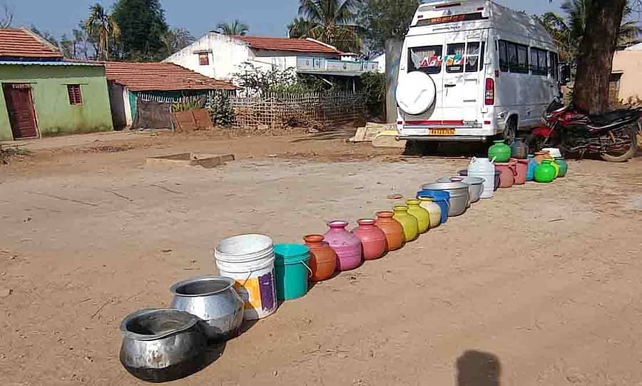 ಹಿರಿಯೂರು ತಾಲ್ಲೂಕಿನ ಜವನಗೊಂಡನಹಳ್ಳಿ ಹೋಬಳಿಯ ಸೂರಪ್ಪನಹಟ್ಟಿಯಲ್ಲಿ ಟ್ಯಾಂಕರ್ ನೀರಿಗಾಗಿ ಖಾಲಿ ಕೊಡಗಳನ್ನು ಸಾಲಿನಲ್ಲಿ ಇಟ್ಟಿರುವುದು