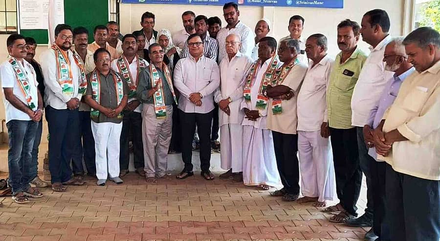 ಹಾನಗಲ್‌ನಲ್ಲಿ ಭಾನುವಾರ ಶಾಸಕ ಶ್ರೀನಿವಾಸ ಸಮ್ಮುಖದಲ್ಲಿ ಹಲವು ಮುಖಂಡರು, ಕಾರ್ಯಕರ್ತರು ಜೆಡಿಎಸ್, ಬಿಜೆಪಿ ತೊರೆದು ಕಾಂಗ್ರೆಸ್ ಪಕ್ಷಕ್ಕೆ ಸೇರ್ಪಡೆಯಾದರು