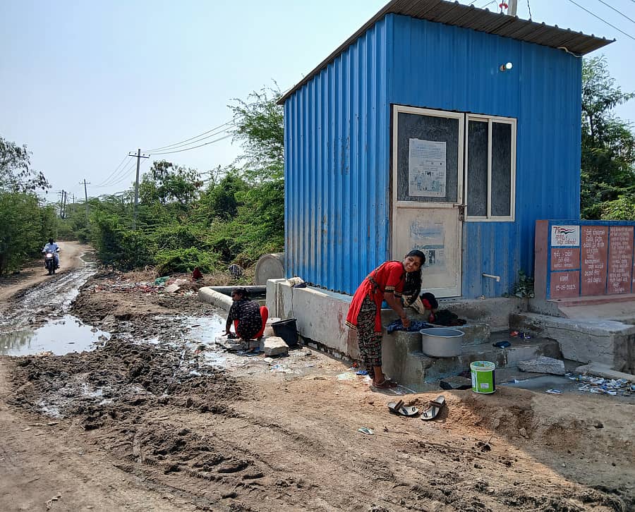 ವಡಗೇರಾ ತಾಲ್ಲೂಕಿನ ಹಂಚನಾಳ ಗ್ರಾಮದಲ್ಲಿ ರಸ್ತೆಯ ಮೇಲೆ ಚರಂಡಿಯ ನೀರು ಸಂಗ್ರಹವಾಗಿರುವುದು