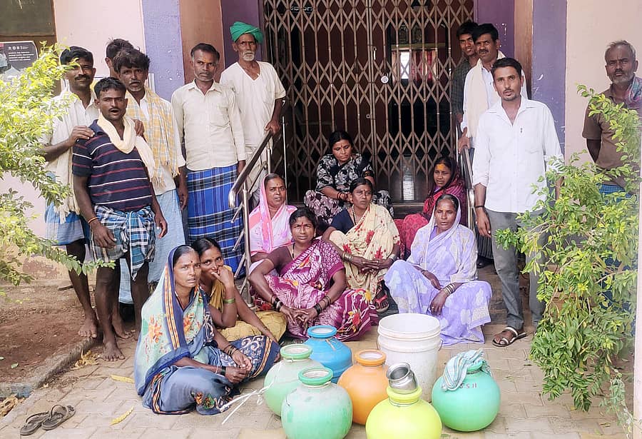 ಸಮರ್ಪಕವಾಗಿ ಕುಡಿಯುವ ನೀರು ಪೂರೈಸುವಂತೆ ಆಗ್ರಹಿಸಿ ಸವಣೂರು ತಾಲ್ಲೂಕು ಹುರಳಿಕುಪ್ಪಿ ಗ್ರಾಮದ 1ನೇ ವಾರ್ಡ್ ನಿವಾಸಿಗಳು ಗ್ರಾಮ ಪಂಚಾಯ್ತಿ ಕಚೇರಿಗೆ ಬೀಗ ಹಾಕಿ ಪ್ರತಿಭಟನೆ ನಡೆಸಿದರು