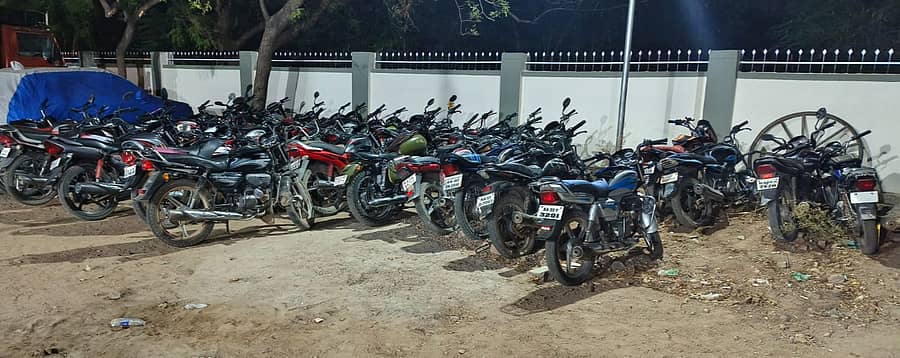 ಕೋಳಿ ಪಂದ್ಯದ ಅಡ್ಡ ಮೇಲೆ ಮಾಡಿ ವಶಕ್ಕೆ ಪಡೆದ 37 ಬೈಕ್ಗಳು