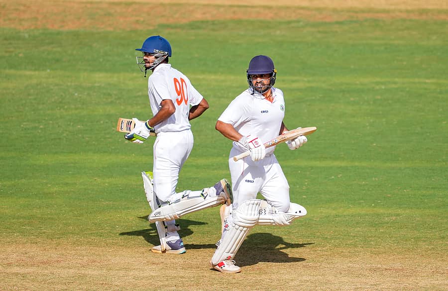 ಅರ್ಧ ಶತಕ ಗಳಿಸಿದ ವಿದರ್ಭ ಆಟಗಾರರಾದ ಅಕ್ಷಯ್ ವಾಡ್ಕರ್ ಮತ್ತು ಕರುಣ್ ನಾಯರ್ ರನ್ ಗಳಿಸಿದ ಕ್ಷಣ...
ಪಿಟಿಐ ಚಿತ್ರ