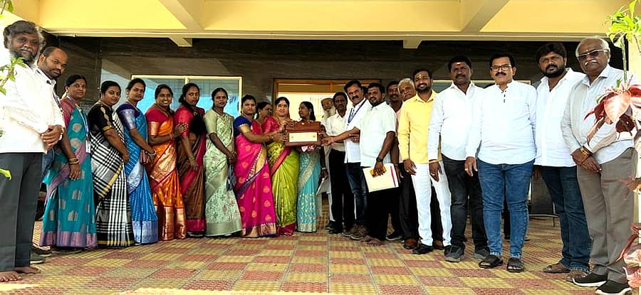 ದೊಡ್ಡಬಳ್ಳಾಪುರದ ನಗರಸಭೆಯಲ್ಲಿ 2024-25ನೇ ಸಾಲಿನ ಆಯ-ವ್ಯಯ ಮಂಡನೆಗೂ ಮುನ್ನ ನಗರಸಭೆ ಅಧ್ಯಕ್ಷೆ ಸುಧಾರಾಣಿ ಲಕ್ಷ್ಮೀನಾರಾಯಣ್ ಅವರು ಸದಸ್ಯರೊಂದಿಗೆ ಬಜೆಟ್‌ ಪ್ರದರ್ಶಿಸಿದರು 