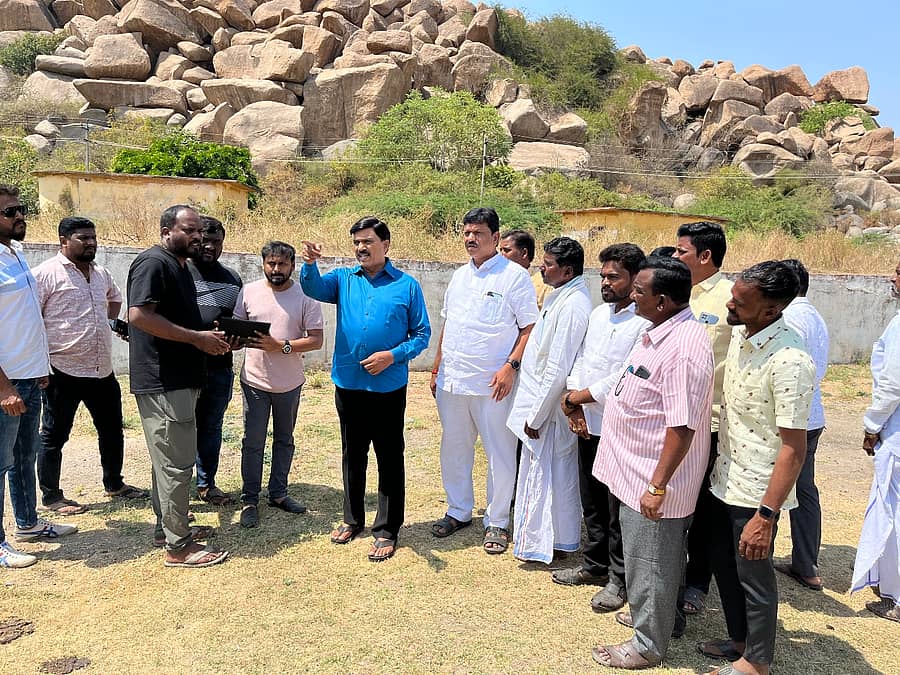 ಗಂಗಾವತಿ ತಾಲ್ಲೂಕಿನ ಆನೆಗೊಂದಿ ಗ್ರಾಮದ ಉತ್ಸವ ಬಯಲಿಗೆ ಶಾಸಕ ಜಿ.ಜನಾರ್ದನ ರೆಡ್ಡಿ ಭಾನುವಾರ ಭೇಟಿ ನೀಡಿ ಉತ್ಸವ ವೇದಿಕೆ ನಿರ್ಮಾಣದ ಸಿದ್ಧತೆಗೆ ಪರಿಶೀಲನೆ ನಡೆಸಿದರು